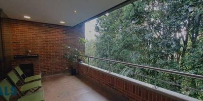 Hermosa casa de tres niveles ubicada en un sector campestre del Poblado, cuenta con tres alcobas cada una con baño y vestier ubicadas en el segundo nivel, igual que la biblioteca. En el nivel dos encontramos la sala, el comedor, balcón, cocina integral abierta, baño social, patio de ropas y alcoba de servicio con baño. Nivel inferior con dos espacios generosos para biblioteca, estudio o gimnasio, dos cuartos útiles y un gran jardín. Esta propiedad cuenta con dos parqueaderos cubiertos paralelos y la unidad tiene servicio de portería 24 horas.