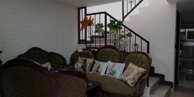 CASA UNIFAMILIAR EN VENTA – BELÉN ALIADAS ¡AMPLIA, REFORMADA Y LISTA PARA ESCRITURAR! ¿Buscas una casa con espacios generosos, excelente ubicación y acabados modernos? ¡Esta joya en Belén Aliadas lo tiene todo! Con 160 m² construidos distribuidos en 2 niveles, esta propiedad es ideal para vivir con comodidad, seguridad y estilo.  Habitaciones: 4 + 1 adicional (puede ser sala o estudio)  Baños: 3 completos  Parqueadero: Doble con puerta eléctrica (camioneta + moto o 2 carros)  Sala comedor: Amplia e iluminada  Cocina: Integral, moderna y funcional  Extras: ✔ Zona de ropas o patio ✔ Una habitación con balcón ✔ Cuarto de linos y útil adicional ✔ Puerta principal blindada ✔ Reformada recientemente Ubicación estratégica: En un sector tranquilo y residencial, cerca del Colegio Padre Manyanet, Loma de los Bernal y Belén La Nubia. Excelente conectividad y cercanía a todo lo que necesitas: supermercados, zonas verdes, transporte y más. PRECIO: $730.000.000 ESTRATO: 4 | Media mixtura ESTADO LEGAL: Sin hipoteca – lista para escriturar ¡Agenda tu visita hoy mismo! Vive en una casa segura, acogedora y en una de las mejores zonas de Belén.