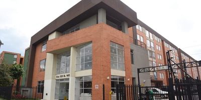 Excelente Apartamento con 51 m2, segundo piso, 3 alcobas, 2 con closet, 2 baños, uno en alcoba principal, sala comedor, cocina integral con estufa y calentador a gas natural, zona de lavandería.