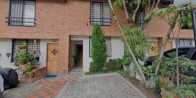 En venta,tenemos esta impecable casa de 3 habitaciones y 3 baños, con una superficie de 99.57 metros cuadrados. Ubicado en una zona privilegiada y central de la ciudad, este inmueble ofrece una excelente oportunidad para aquellos que buscan un hogar acogedor y funcional. Unidad cerrada con cancha múltiple y salón social.