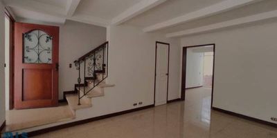 Casa de 2 niveles con una área de 145 m2, en primer nivel: consta de cocona integral cerrada, zon de ropas, comedor, patio, sala, baño social con ducha, parqueadero cubierto para dos vehículos pequeños, en segundo nivel: alcoba principal con baño privado, vestier, closet y balcón, 2 alcobas auxiliares con closet, baño auxiliar para las dos alcobas, la casa tiene la opción de construirle un tercer nivel. La unidad ofrece vigilancia privada 24 horas, parque infantil, salón social, zonas verdes, esta a pocos pasos de la clinica las Americas, mall comercial la mota, mall gran vía, centro comercial Arkadia, facil acceso a transporte publico y a vías principales,