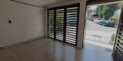A la venta amplia casa ubicada en el Occidente - sector Belén San Bernardo, cuenta con un área de 116.64m2, distribuidos en cuatro habitaciones, closet, vestier, tres baños, cocina integral, red de gas, dos patios, zona de ropa, piso en cerámica, puerta eléctrica; ademas cuenta con licencia de construcción 2 pisos mas. ¡La oportunidad que estabas esperando, ideal para vivir o invertir! Contáctanos para mas información