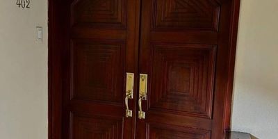 ¡Espacio y Exclusividad en El Poblado, con un precio muy atractivo! Descubre este espectacular apartamento, en último piso, dúplex de 256 m² en un sector independiente y tranquilo de El Poblado. Un hogar diseñado para la comodidad, con techos de doble altura y acabados en madera que le dan un toque clásico y acogedor.  Lo que te encantará de este Dúplex: Amplitud Total: 256 m² distribuidos en dos niveles. Primer Nivel: Zona Social: Amplia sala-comedor, balcón, cocina integral con comedor auxiliar, alcoba del servicio. 3 habitaciones, una con vestier y baño, otro baño completo. Sala de TV, baño social. Segundo Nivel: Alc principal con clóset, vestier, baño con bañera y baño turco. Balcón y un espacioso salón. Acceso directo y rápido a Av. Las Palmas, Túnel de Oriente, Transversal Inferior y a San Diego. Garajes: 2 dobles lineales. Cuarto útil de gran tamaño ¡Ideal para quienes buscan espacio, diseño clásico y una ubicación privilegiada!