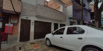 Casa en venta Belén San Bernardo Este inmueble esta dividido en dos niveles cada uno con entrada independiente Piso 1 y piso 2 Piso 1: Área :144 mts2, sala, comedor, garaje, 3 habitaciones,2 closet, 2 baños, cocina sencilla, patio, cuarto útil, zona de ropas. Piso 2: Área :114.25 mts2, balcón, sala, comedor, cocina sencilla, 2 habitaciones(sin closet), 1 baño, patio terraza, sala de estar, cuarto útil, zona de ropas. !Que esperas para visitarnos!