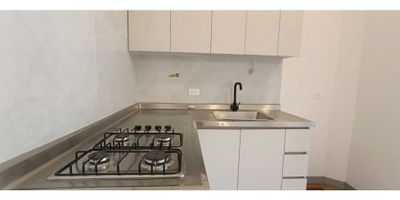 ¿Buscas un espacio acogedor, bien ubicado y con todas las facilidades para una vida práctica en Medellín? Este apartamento en el sector Buenos Aires es una excelente opción para quienes desean comodidad, buena movilidad y un entorno residencial tranquilo sin alejarse de los principales servicios del sector.

Con 42 m² muy bien distribuidos, este inmueble ofrece una habitación amplia con closet, ideal para quienes necesitan un espacio privado y organizado. Cuenta con 1 baño funcional, pensado para el uso diario, y una cocina sencilla que se adapta perfectamente a las necesidades de una o dos personas. Además, incluye una zona de ropas independiente, aspecto muy valorado por quienes prefieren mantener cada actividad del hogar en un espacio definido.

El piso en mármol aporta frescura, resistencia y un toque clásico que facilita el mantenimiento del lugar. El apartamento también dispone de red de gas, lo que optimiza el consumo energético y permite un uso práctico y económico de los electrodomésticos. Como valor adicional, el inmueble cuenta con balcón y ventanal, otorgando iluminación natural y una adecuada ventilación a los espacios internos.

Aunque el edificio no cuenta con terraza, portería, ascensor ni parqueadero, estas características se compensan con su ubicación estratégica en un sector residencial de alta demanda. El apartamento se encuentra cerca del Sagrado Corazón, del Centro de Salud de Buenos Aires y de la cancha de los Bomberos, puntos de referencia que garantizan acceso rápido a servicios esenciales, comercio, transporte público y zonas de recreación.

Ubicado en estrato 3, es una opción ideal para quienes buscan tranquilidad, accesibilidad y un espacio cómodo para vivir. Así mismo, dispone de un cuarto útil (201) que brinda un área adicional de almacenamiento, muy útil para guardar elementos personales o de uso eventual.

Este inmueble representa una oportunidad para quienes desean vivir en un sector tradicional, con e