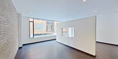 Apartaestudio en venta de 66m2, con vista exterior, ubicado en un 2do piso (Apto 205), acceso por escaleras y ascensor, parqueadero propio cubierto (3 y 4) y depósito (3). Consta de 1 habitacion, 2 baños, sala comedor, cocina integral y zona de lavandería. Tiene piso laminado en habitaciones y zona social y cerámica en baños y cocina. El edificio cuenta con vigilancia privada las 24 horas. Cerca a centro comercial Unicentro y Hacienda Santa Bárbara; cerca a almacenes de cadena como Olimpica, Ara y D1; cerca a Instituto Pedagógico Nacional; cerca a Paraderos del SITP; Vías de acceso por la Avenida Calle 116 y Carrera 11A.
 h_property_nid_ref:  39385399341
 h_property_uuid_detail:  f965756c-a7ed-4bdc-82da-6af2c4c3215c
 ubicacion: Bogotá,Santa Bárbara Central
 Inmueble ofertado por nuestro aliado HABI.