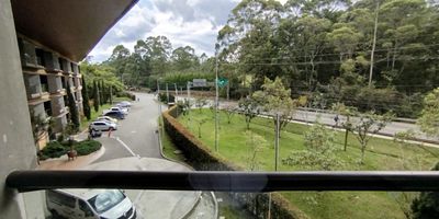 Aparta Suite en Arriendo  Rionegro! Vive con estilo y comodidad en uno de los sectores mas exclusivos y tranquilos del oriente antioqueno. Este encantador aparta suite se destaca por sus excelentes acabados, espacios generosos y una distribucion disenada para brindar bienestar y funcionalidad en cada ambiente. Cuenta con 49 m,ubicado en el piso (2) 1 habitacion con bano privado y vestier, 1 bano social, sala-comedor, cocina integral, balcon con agradable vista, zona de ropas y ascensor.Esta unidad te ofrece los servicios de lavanderia y restaurante . Su ubicacion es inmejorable: a solo 5 minutos del aeropuerto y 10 minutos del centro de Rionegro, ofreciendo movilidad agil y acceso inmediato a servicios, comercio y transporte. Un lugar practico, moderno y perfectamente equipado, ideal para quienes buscan una estadia tranquila, comoda y con excelente conectividad.
Contactanos para mas informacion y agenda tu visita!