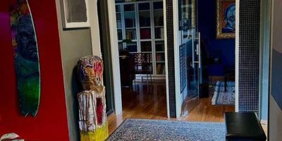 Venta de casa en Santa Monica, Medellin. Excelente ubicación, sobre toda la 38, zona de alta mixtura, la casa tiene 116 m2, distribuidos en 5 habitaciones, cocina semi integral, sala, balcón, una casa con muy bonitos acabados lista para ser disfrutada La casa tiene una de las habitaciones acondicionada como estudio musical