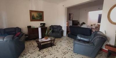 casa en venta ubicada en el sector de simón bolívar, nos ofrece una área de 220 metros aproximadamente, 10 de frente por 22 de fondo, sala, comedor, 5 alcobas, 2 patios, cocina sencilla, red de gas, garaje, piso en baldosa, terraza con aparta estudio