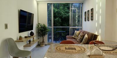 Apartamento amoblado en Arriendo ubicado en el sector de Pinares de fácil acceso. Cuenta con salacomedor, dos habitaciones y dos baños, cocina integral mesón en granito, estufa y calentador a gas, pisos en porcelanato, zona de ropas. En conjunto cerrado con salón comunal, saunaturco, zona infantil, zonas verdes y un parqueadero cubierto. Con vigilancia y portería las 24 Horas. Inmuebles sujetos a verificación de disponibilidad.