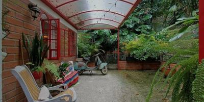 Casa unifamiliar de 2 niveles en venta, iluminada, ventilada y ambiente campestre y tranquilo, cuenta con 120 metros área total, y 74 metros área base, tiene 4 alcobas 2 de ellas con closet con material de madera roble, alcoba principal con baño y balcón francés, 2 baños sociales completos, cocina integral abierta con red de gas y material de madera roble, zona ropas, con calentador, sala-comedor, piso en baldosa hidráulica y patio con arboles frutales guayabo, mandarino y un castaño. Unidad cerrada, cuenta con parqueaderos comunes, parque infantiles y salón social. Ubicado en sector de Belén Rincón, detrás del Mall de Gran Vía.