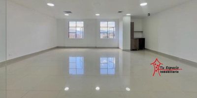 Oficina en arriendo en Milla de Oro, Medellín de 80 m2 aproximadamente, cuenta con 2 baños, salón, cocina integral, piso en cerámica y parqueadero.En edificio con piscina, zonas verdes, ascensor, parqueadero de visitantes y portería 24 horas.Adicional tiene rutas de acceso y transporteCercanías:Parque la Presidenta, Avenida el Poblado.Para mayor información contáctame Melissa Salazar 314 7757934