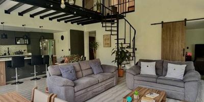 PENTHOUSE EN EL POBLADO: DONDE LA SOFISTICACIÓN SE ENCUENTRA CON LA INVERSIÓN INTELIGENTE OPORTUNIDAD LLAVE EN MANO PARA VIDA MODERNA EN EL MEJOR BARRIO DE MEDELLÍN Experimente un diseño funcional y práctico en este magnífico penthouse dúplex de 107 m² en El Poblado. Recientemente renovado con un enfoque en estética limpia y funcionalidad, esta joya ubicada en el octavo piso ofrece hermosas vistas de la ciudad y el ambiente perfecto para el estilo de vida flexible de hoy. CARACTERÍSTICAS DESTACADAS Espacio de Vida: Ingrese a un área de estar luminosa y de concepto abierto con ventanales de piso a techo que inundan el espacio con luz natural. La moderna escalera de estilo industrial sirve como un distintivo elemento de diseño mientras conduce al nivel superior. El diseño limpio y ordenado crea una atmósfera serena complementada por un balcón privado que ofrece refrescantes vistas de la ciudad. Cocina: La cocina completamente renovada presenta electrodomésticos prácticos, amplio almacenamiento, elegantes encimeras y una conveniente barra de desayuno. El diseño optimizado maximiza la funcionalidad sin sacrificar el estilo. Suite Principal: Retírese a un santuario confortable con acabados de buen gusto, abundante luz natural y un baño privado que incluye un relajante jacuzzi. La suite incluye un espacioso vestier que proporciona soluciones prácticas de almacenamiento. Segunda Suite: Bien equipada con su propio baño completo privado, perfecta para huéspedes o como esp