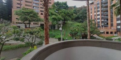 Apartamento Edificio Tierra Dulce, Poblado con agradables espacios para que compartas con tu familia! En un espacio de 83 mts2, podrás encontrar sala comedor, 2 alcobas, alcoba de servicio, 1 closet, Vestier en habitación principal, cocina integral con red de gas, calentador, zona de ropas, 3 baños, una agradable vista desde balcón y ventanal, parqueadero doble paralelo, portería y ascensor.