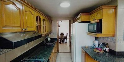 ¡Vive en Castropol! Apartamento de 140 m² en unidad cerrada, con 3 alcobas, sala, comedor, biblioteca, balcón, cocina cerrada y alcoba de servicio. A solo pasos de la zona rosa de Medellín. cuenta con 2 parqueaderos y cuarto útil. ¡Comodidad, ubicación y espacio en un solo lugar!