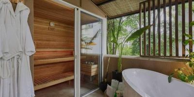 a solo 3 minutos del centro comercial El Tesoro. Este espectacular apartamento de 260 m² combina amplitud, diseño y bienestar en un solo lugar. Cuenta con una bañera al aire libre y sauna privada en el balcón, un espacio perfecto para relajarte mientras disfrutas de una vista verde con árboles que transmiten calma y privacidad. Sus amplios ventanales llenan los espacios de luz natural y crean una conexión armoniosa entre el interior y la naturaleza. Ideal para quienes buscan confort, exclusividad y una ubicación privilegiada cerca de todo. Se vende tambien amoblado para que ahorres tiempo y disfrutes de inmediato.