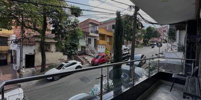 ¡Excelente oportunidad de inversión! Segundo nivel en venta con aproximadamente 180 m2 construidos. Actualmente opera como un negocio de alquiler de habitaciones, con 10 disponibles. Los precios oscilan entre $480.000 y $600.000, generando ingresos mensuales promedio de $4.800.000 o más. Su ubicación estratégica cerca del Jardín Botánico, Parque Explora, Centro Comercial Bosque Plaza, Universidad de Antioquia y la estación del metro Universidad lo convierte en una excelente opción para invertir. ¡Contáctame para más información sobre la venta del edificio completo y no te pierdas esta oportunidad de negocio!