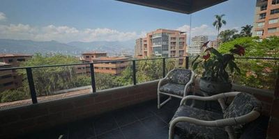 Hermoso apartamento en venta, cuenta con 221 M2, distribuido en 3 habitaciones con baño y vestier. Biblioteca independiente, amplia sala, comedor. Cocina muy grande con zona de ropas independiente. Habitación del servicio con baño, baño social y un generoso balcón con hermosa vista. Edificio de 1 sola torre, muy bien habitado, por personas mayores, cuenta con juegos de niños, salón social y zonas verdes. Parcialmente remodelado, pisos, baños de las habitaciones, el apartamento está impecable. Administración: $1.208.000 mes Predial: 5.800.000 anual Contáctame y conócelo