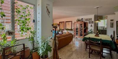 Este apartamento tiene vista a todos los lugares mágicos del centro de la ciudad, con su ubicación privilegiada y entre vías principales se vuelve un excelente atractivo ya que esta cerca a todo y en zona plana. cuenta con 5 habitaciones de gran área y 3 baños completos y uno del servicio, cuenta con parqueadero. Este apartamento cuenta espacios iluminados y muy ventilados, la unidad cuenta con 2 ascensores, Portería 24 H. ¡Contáctanos y conoce el inmueble que siempre has soñado en el centro de la ciudad!