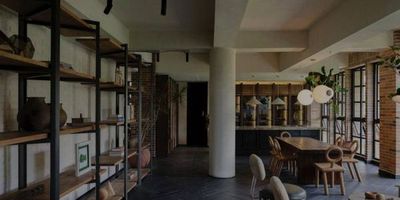 Este espectacular apartamento de 265 m² ubicado en el exclusivo sector El Campestre, combina a la perfección diseño, amplitud y elegancia. Recientemente remodelado con acabados de altísima calidad, está literalmente para estrenar. Su arquitectura moderna y su gran altura piso a techo le dan una sensación de amplitud y sofisticación únicas, mientras los ventanales de gran formato permiten que la luz natural inunde cada espacio, haciendo de este un lugar luminoso, fresco y acogedor. Cuenta con 2 amplias habitaciones, cada una con su propio baño, además de una zona social imponente con sala, comedor y cocina integrados bajo un diseño contemporáneo impecable. Tiene 3 parqueaderos independientes, 2 cuartos útiles y la posibilidad de habilitar una alcoba de servicio según las necesidades del nuevo propietario. El edificio es de pocos apartamentos, lo que lo hace muy privado y exclusivo, y cuenta con ascensor que llega directamente al apartamento, aportando total comodidad y privacidad. Su ubicación es inmejorable: en una zona tranquila pero estratégica del Campestre, con múltiples vías de acceso y a pocos pasos de lugares icónicos como Café Pergamino, centros comerciales, restaurantes y servicios. Un apartamento realmente excepcional, con espacios amplios, materiales premium y un estilo moderno que lo convierte en una joya lista para habitar.