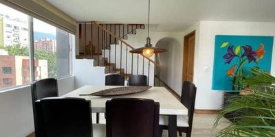 Duplex, con una vista privilegiada y sin registro, cuenta con generosos espacios, iluminación y ambiente fresco, tiene una ubicación estratégica cerca de todo, con buenas vías de acceso, remodelado parcialmente, Son 158 M2, cocina cerrada, totalmente remodelada, 3 habitaciones en su primer nivel, salón comedor, baño social completo, habitaciones principal con baño y vestier, sala, comedor, una cuarta habitación en segundo nivel con baño, closet y terraza, estar,2 parqueaderos paralelos y útil. Ver Detalle