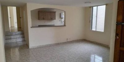Clásico apartamento con amplios espacios, y muy bien iluminado.Excelente oportunidad de inversion ya que esta rentado en 2.300.000 Ubicado en el sector Calasanz. Su privilegiada ubicación asegura un fácil acceso, una rápida movilidad y una excelente facilidad de transporte público y permite disponer de una amplia oferta educativa, comercial, deportiva y de servicios. Contacta a nuestro asesor.