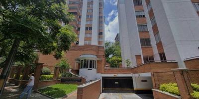 Para aquellos que buscan un hogar en la animada y hermosa ciudad de Medellín, les presentamos este impresionante apartamento en venta. Ubicado en una de las zonas más deseadas de la ciudad, conocida por su ambiente vibrante y su proximidad a una amplia variedad de servicios y comodidades. El apartamento cuenta con un área construida de 309 metros cuadrados y un área privada de 305 metros cuadrados, ofreciendo amplios y cómodos espacios para toda la familia. Con 4 alcobas y 3 baños, esta propiedad es perfecta para aquellos que buscan un lugar espacioso y acogedor para llamar hogar. No solo eso, sino que este apartamento es perfecto para quienes Para aquellos que trabajan desde casa, el apartamento cuenta con una biblioteca/estudio donde podrán concentrarse y ser productivos sin distracciones. En cuanto a las características externas, el apartamento se encuentra en un edificio con acceso pavimentado y ascensor, lo que facilita el transporte de personas y objetos. Además, se encuentra cerca de centros comerciales, colegios y universidades.