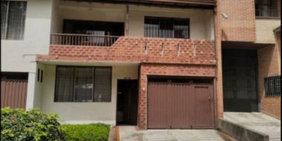 Conoce este inmueble, dos casas a la venta, primer y segundo piso, ubicado en Conquistadores, 370m2 Primer piso cuenta con 168.17m2 el segundo cuenta con 206.87m2 En ubicación privilegiada en Conquistadores, Laureles, este inmueble ofrece las facilidades de la vida urbana cercano a Unicentro, UPB y Parques del Rio. Sala, comedor, cocina, habitaciones, baños, balcón estudio, zona de ropas, terraza/patio, garaje. Conoce más detalles, contáctanos!