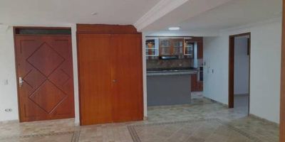 Apartamento de 3 alcobas más estudio y parqueadero sobre la avenida 33 en el sector de bulerías con una masiva oferta comercial, educativa y de servicios. Contáctanos para brindarte más información.