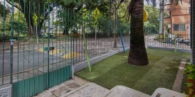 Casa esquinera en excelente ubicación, muy cerca al centro comercial Unicentro, a parques del río, fácil acceso a medios de transporte publico, 212 m2, distribuidos en 4 alcobas, 2 baños completos, cocina cerrada con patio de ropas, salón comedor , jardín y parqueadero independiente.