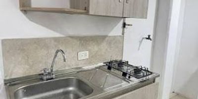 se arrienda apartaestudio ubicado en calazans, 3 piso y cuenta con 1 alcoba con closet, sala comedor,cocina integral con red de gas, zona de ropas y baño, y los servicios son incluidos, viene  siendo cerca al centro de salud metro salud y cuenta con excelentes vías de transporte como el integrado del metro