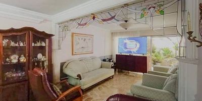 Cómoda y amplia casa unifamiliar ubicada en Santa Mónica, nos ofrece una área de lote de 160 metros, 8 metros de frente por 20 metros de fondo, area construida aproximadamente 330 metros, sala comedor, 4 alcobas mas una de servicio, 3 closet, 4 baños, cocina integral, red de gas, patio, zona de ropas, balcón, garaje doble paralelo cubierto, piso en retal de mármol, con posibilidad de construir hasta 4 pisos.