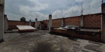 Gran casa ideal para construir, Santa Mónica 1, cerca a la Calle San Juan, sector residencial.