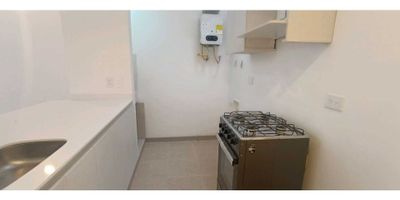¿Buscas un espacio cómodo, bien ubicado y perfecto para vivir tranquilo en Buenos Aires? Este acogedor apartamento de 42 m² es una excelente alternativa para quienes desean un hogar práctico, iluminado y con acceso inmediato a todo lo necesario.

Al ingresar encontrarás una amplia habitación con closet, ideal para mantener el orden y aprovechar cada espacio. El apartamento cuenta con 1 baño funcional, pensado para el día a día, y una cocina sencilla, perfecta para quienes buscan un ambiente práctico y organizado. Además, dispone de zona de ropas independiente, lo que hace más cómoda la rutina del hogar.

El piso en mármol aporta frescura y facilidad de limpieza, mientras que el ventanal y el balcón permiten disfrutar de una excelente ventilación natural y una sensación de amplitud que llena cada rincón del apartamento. Su red de gas facilita el uso de los servicios básicos, haciendo de este un hogar eficiente y funcional.

Aunque no cuenta con terraza, portería, ascensor ni parqueadero, su ubicación estratégica compensa ampliamente estas características. Está situado cerca al Sagrado Corazón, al Centro de Salud de Buenos Aires y a la cancha de los Bomberos, puntos de referencia reconocidos que ofrecen acceso rápido a transporte público, comercio, parques y servicios esenciales.

Este inmueble, ubicado en estrato 3, brinda un equilibrio ideal entre economía y calidad de vida. Es perfecto para una persona sola, una pareja o quienes buscan vivir en un sector tradicional y tranquilo del oriente de Medellín.

Un apartamento práctico, bien distribuido y con excelente iluminación, listo para convertirse en tu próximo hogar.

Código del inmueble: (C3395)
