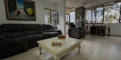 Casa dúplex de 215 m², ubicada en una calle cerrada con acceso a solo tres unidades, lo que garantiza privacidad y un ambiente tranquilo. La propiedad cuenta con tres amplias habitaciones, dos de ellas con baño y vestier, y otra con baño y clóset. También dispone de una habitación de servicio y un baño auxiliar. Ofrece tres espacios ideales para oficina, perfectos para trabajar desde casa, y una terraza con jardín, ideal para disfrutar de un BBQ. Además, cuenta con dos parqueaderos sencillos y un cuarto útil. La unidad ofrece parqueaderos de visitantes, salón social, sauna, turco y un sendero peatonal. Una propiedad con espacios amplios, ideal para quienes buscan comodidad y exclusividad. ¡Agenda tu visita!