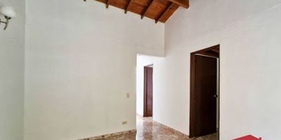 Casa en segundo piso con bonitos acabados, ubicada en un buen sector cerca de la Universidad de Envigado y el colegio Comercial. El inmueble cuenta con 3 habitaciones, cada una con closet, 2 baños con cabinas, una cocina integral, una sala-comedor y parqueadero descubierto. Con rutas integradas del metro