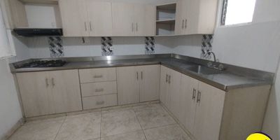 Este inmueble está ubicado en una zona residencial tranquila y de alta valorización, con un entorno ideal para quienes buscan comodidad, tiendas, mini mercados, panaderías, cafés y droguerías, Excelente conectividad gracias a su proximidad a vías principales que permiten desplazamientos rápidos a otras zonas de Medellín.
Buena disponibilidad de transporte público, con rutas de bus cercanas y acceso fácil a avenidas estratégicas.