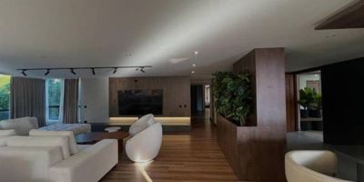 Apartamento de gran formato completamente remodelado y listo para estrenar. Con una distribución de 278 m², esta propiedad ofrece espacios amplios y funcionales con acabados de alta calidad en todas sus áreas. Cuenta con 4 habitaciones más habitación de servicio, además de un sauna. La amplia sala de estar destaca por sus grandes ventanales que permiten la entrada de luz natural y ofrecen una hermosa vista verde. La cocina ha sido totalmente renovada, equipada con electrodomésticos de última generación y una iluminación cuidadosamente diseñada para resaltar su elegancia contemporánea. Este apartamento se vende a puerta cerrada con todo para estrenar.