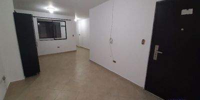 Apartamento de 80 m2 en segundo piso, 3 alcobas, 5 clósets, 2 baños, cocina integral, red de gas, calentador, patio, instalación para lavadora, balcón y piso en cerámica.Sector residencial, estrato 3, supermercados, parques y transporte público cercano.
Si deseas más información puedes escribir al WhatsApp 301 2157060