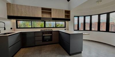 Este hermoso apartamento cuenta con una de las mejores ubicaciones de la ciudad, a pocos minutos del centro comercial Oviedo, centro comercial Santa Fe, milla de oro, cercano a iglesias, zona completamente caminante ademas de tener excelentes vías de acceso. Este hermoso penthouse remodelado es maravillo por sus grandes espacios. En el primer piso tenemos la cocina, tres habitaciones, comedor, una amplia sala con biblioteca y balcón; en el segundo piso cuenta con una oficina q tambien puede ser utilizada con cuarta alcoba ya que tiene baño y vestier !