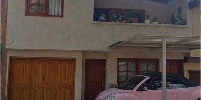 "Se vende amplia casa de 2 niveles, se divide internamente en tres departamentos bajo un solo registro inmobiliario (el registro de salida). Tiene un lote de 182 m2, Construidos 310 m2 *NOTA: El área mencionada es aproximada y debe corroborarse con la escritura de propiedad para verificar su exactitud: 1. Apartamento A: - Sala - 2 Dormitorios - Cocina - 1 Baño Área de ropas - Cuarto útil Apartamento B: - Amplia cochera - Cocina - Área de ropas - 1 dormitorio (en el segundo nivel) - 1 baño - Amplio espacio adaptable según necesidades Segundo Nivel: Apartamento C. (Entrada por escalera): - Sala - Comedor Sala - Cocina - Balcón - 3 Recámaras - 2 Baños - Área de Ropas - Estudio - Closet de Ropa Características Generales: - Total Habitaciones: 6 - Total Baños: 4 - Cocinas: 3 - Garaje: Amplio, con capacidad para vehículo grande y moto - Patios: 3 - Cuarto útil - Espacios adaptables: Varias áreas que pueden modificarse según las necesidades del comprador.