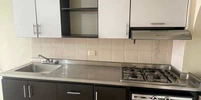 Ubicado en el encantador barrio de Floresta, este apartamento de 105 m² te ofrece un estilo de vida excepcional. Con 3  alcobas, 2 cómodos baños y 3 prácticos closets, este hogar tiene todo lo que necesitas para disfrutar de una vida cómoda y llena de comodidades.
La cocina integral y la espaciosa sala-comedor te brindarán el escenario perfecto para deleitarte con tus platos favoritos y compartir momentos inolvidables con familiares y amigos. Y para rematar, cuenta con un acogedor balcón donde podrás relajarte y disfrutar de la agradable brisa de Medellín.
Además, este apartamento está estratégicamente ubicado cerca de colegios, centros comerciales y excelentes opciones de transporte público, brindándote la conveniencia y la conectividad que necesitas para una vida plena.
¡No dejes pasar esta oportunidad de vivir en un hogar moderno, funcional y lleno de estilo! Contacta a nuestro equipo hoy mismo y descubre cómo puedes hacer de este apartamento tu nuevo refugio en la ciudad.