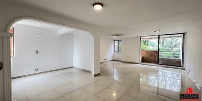 ¡Arrienda tu nuevo hogar en el Velódromo!Ubicación privilegiada cerca de la Pista de Patinaje y a pocos minutos del Estadio Atanasio Girardot.Características del apartamento: Área: 93 m², Salón comedor amplio, 2 balcones para disfrutar del aire libre,  2 alcobas; La principal con baño privado vestier, además con balcón, la segunda alcoba con closet, 1 baño social, cocina integral con red de gas, zona de ropas,  piso en cerámica, parqueadero cubierto con cuarto útil.Apartamento con espacios amplios, iluminados y funcionales.El edificio cuenta con portería diurna y ascensor. ideal para quienes buscan comodidad y un lugar para vivir cerca a zonas deportivas y con gran conectividad.Contáctanos para más información y agenda tu visita. ¡Este puede ser tu próximo hogar!