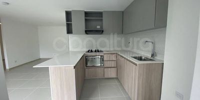 472-8469 Conaltura inmobiliaria ofrece apartamento para arriendo en Los Colores, 82 m2, distribuidos en 3 alcobas, closet, vestier,  2 baños, sala comedor, balcón, estudio, cocina integral, pisos en porcelanato , parqueadero cubierto y cuarto útil. Conjunto cerrado con ascensores, gimnasio, salón social, piscina de adultos, juegos infantiles, turco y sauna ,  parqueadero de visitantes, zonas verdes, shut de basura. Sobre vía secundaria, cerca Centro Comercial El Diamante, Estadio Atanasio Girardot, Cuarta Brigada, Colegios , Supermercados. 