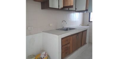 APARTAMENTO EN VENTA EN SANTA CLARAAmplio apartamento con 2 alcobas, 1 baño, sala, comedor, cocina, terraza. Cerca a transporte público, supermercados, colegios, universidades, centros médicos. CÓDIGO WASI 9655854