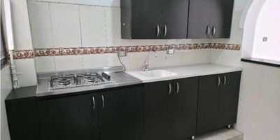 ¿Buscas un apartamento amplio, iluminado y con una ubicación estratégica en Buenos Aires? Este inmueble de 75 m² es una excelente opción para quienes desean vivir en un sector tradicional, bien conectado y con todas las comodidades necesarias para el día a día.

Su interior ofrece dos habitaciones cómodas, ambas con closet, ideales para quienes requieren orden, espacio y una buena distribución. Cuenta con un baño completo, funcional y pensado para el uso cotidiano. La cocina semi-integral brinda un espacio práctico para preparar tus comidas y se complementa con un patio amplio, perfecto para mantener una zona de ropas independiente y con buena ventilación.

El apartamento está terminado en piso de cerámica, lo que facilita la limpieza y aporta frescura a los ambientes. Dispone de red de gas, garantizando una experiencia más eficiente y económica en el hogar. Además, podrás disfrutar de un balcón, ideal para tomar aire y observar el entorno, junto a una terraza que suma un valor especial al inmueble por su espacio amplio y versátil.

Aunque no cuenta con portería, ascensor, parqueadero ni cuarto útil, su ubicación compensa ampliamente estas características. Se encuentra a cuadra y media de Las Mellizas, muy cerca de la estación de gasolina de Buenos Aires y a solo dos cuadras de la estación del tranvía Miraflores, lo que facilita el acceso al transporte público, comercio, restaurantes y servicios esenciales del sector.

Este inmueble pertenece a un estrato 3, ofreciendo un equilibrio ideal entre comodidad y economía. Es perfecto para familias pequeñas, parejas o personas que buscan un espacio amplio en un barrio con ambiente residencial y excelente conectividad.

Un apartamento amplio, funcional y bien ubicado, listo para convertirse en tu próximo hogar.

Código del inmueble: (C3401)
