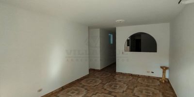 Te presentamos este cómodo y amplio apartamento de aproximadamente 85 metros cuadrados, este inmueble, perfecto para ti y tu familia, cuenta con sala comedor, tres habitaciones y dos clósets. Dispone de dos baños completos, cocina integral equipada con red de gas y un práctico patio. Además, incluye un garaje para tu comodidad. Buscamos brindarte un servicio ágil, confiable y seguro.