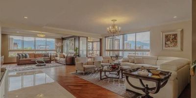 Apartamento en venta de 297mts2 ubicado en El poblado, sector Castropol. Cuenta con 4 habitaciones cada una con baño y vestier, sala, comedor, cocina, zona de ropas, baño social, biblioteca con sala de tv, balcón, habitación del servicio con baño, cuarto de linos, 3 parqueaderos paralelos, cuarto útil. Amplios espacios, iluminado. Zonas comunes: kiosko, juegos infantiles. Valor amoblado: $ 2.500.000.000 - Sin amoblar $ 2.300.000.000