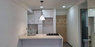 472-8470 Conaltura Inmobiliaria ofrece Apartamento para arriendo en Robledo Altamira , cuenta con 40m2,  2 alcobas ,  closet, 1 baño, sala comedor, cocina integral, estufa y calentador a gas, parqueadero cubierto. Ubicado en conjunto cerrado con ascensor, portería vigilancia 24 horas, gimnasio , cancha de futbol , juegos infantiles, zona BBQ, salón social, shut de basuras, piscina adultos, piscina niños, parqueadero de visitantes, zonas verdes. Cerca a la 80, cerca al Mall Santana, supermercados, Restaurantes, Rutas de Transporte.