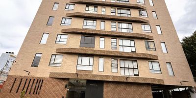 Se vende aparta estudio ubicado en Tabora, piso 2 con vista exterior y acceso por ascensor; consta de sala-comedor, cocina integral a gas, zona de lavandería, 1 amplia habitación con closet, 1 baño moderno, 1 parqueadero cubierto para moto y 1 deposito, se entrega con cortinas. El edificio es automatizado, cuenta con terraza comunal con zona BBQ, ascensor y servicio de conserje en horarios establecidos.